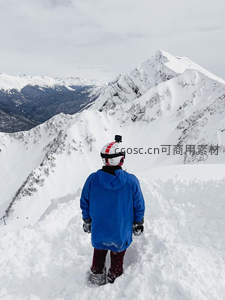 雪峰之上的滑雪者准备征服山巅
