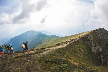 山脊徒步队列穿行于云海之间