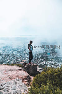 雾中俯瞰城市全景的孤独身影