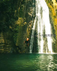 瀑布旁攀岩者挑战自然奇观