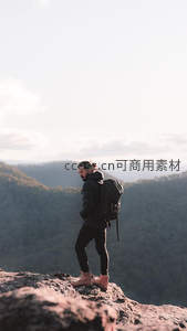 孤独行者立于峰顶沉思
