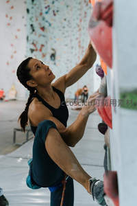 女子专注室内攀岩挑战极限