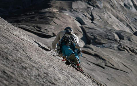 岩壁攀援，挑战极限的勇者身影
