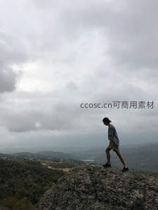 云端漫步，俯瞰大地的孤独旅人