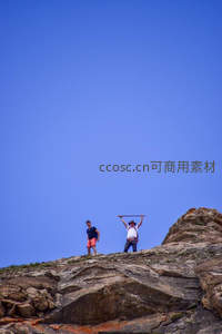 蓝天之下，两人登顶欢呼胜利时刻
