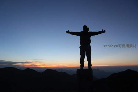 山顶剪影张开双臂，拥抱黎明的壮美