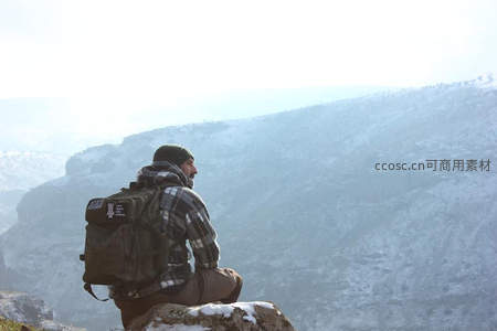 雪谷沉思者背影望苍茫山峦