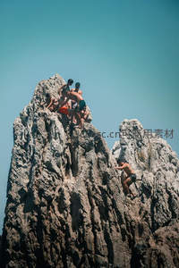 攀岩者征服陡峭岩壁挑战极限
