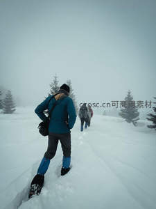 雪地徒步队穿雾前行探索冬日秘境