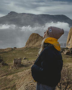 女子仰望云海山峦，感受天地苍茫