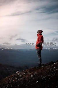 红衣行者，山河入怀