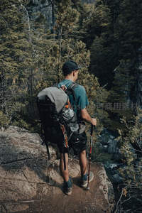 林间溪谷，徒步者的休憩