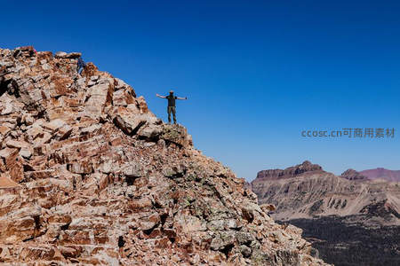 登顶成功，张开双臂拥抱蓝天
