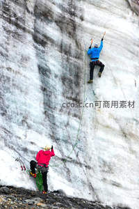 冰壁攀岩者挑战垂直冰瀑险境