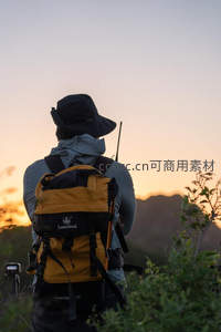 夕阳下摄影师背影，静候山间光影时刻