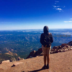 山顶远眺，一人独享壮丽山河全景