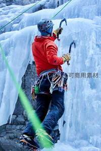冰壁攀登者，身着红衣挑战垂直冰瀑