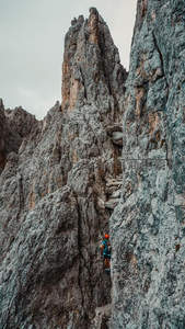 孤身攀岩者，于嶙峋峭壁间勇攀高峰