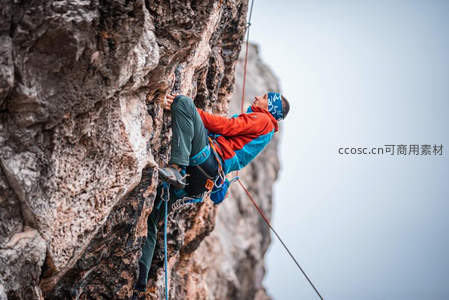 岩壁之上攀岩者的专注瞬间