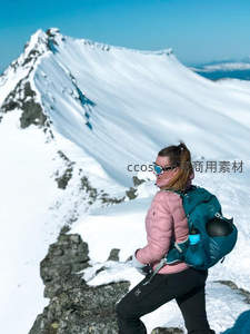 雪峰之巅，登山者凝望壮丽山河