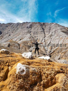 荒漠山巅，旅人张开双臂拥抱天地