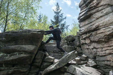 攀爬巨石峡谷挑战极限