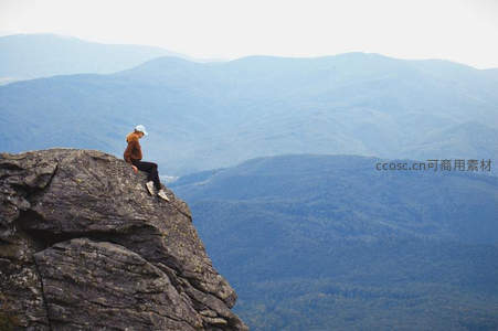 孤坐悬崖俯瞰连绵群山