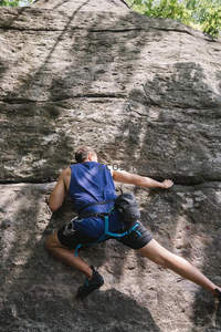 攀岩者在陡峭岩壁上奋力向上攀登