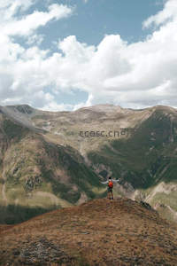 登顶山巅，张开双臂拥抱壮丽山河