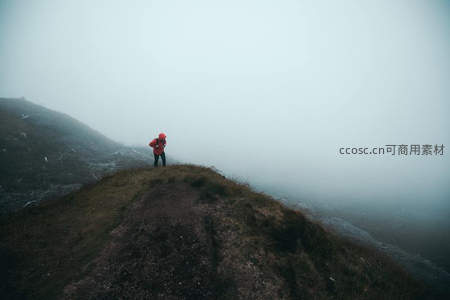 雾中孤影，山巅远眺的徒步者