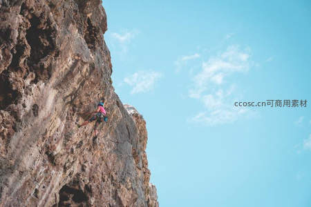 峭壁之上，攀岩者挑战极限高度
