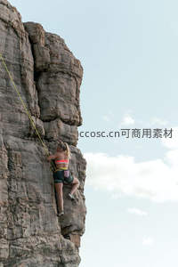 女子攀岩挑战陡峭岩壁
