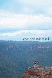 背包客立于悬崖之巅
