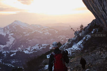 日落时分登顶远眺连绵雪山