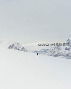 孤影行者穿越苍茫雪山峡谷