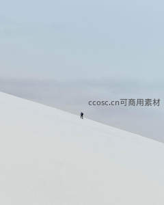 攀登者独行于纯净雪坡之上