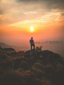 孤影立山巅，霞光染云海