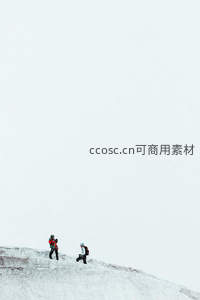 雪域高原，两人踏雪而行