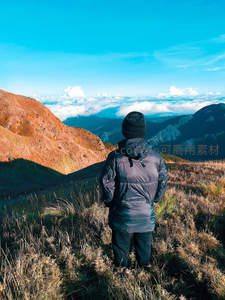 背影凝望群山云海，静谧时刻