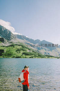 湖畔红衣少女，远山如黛