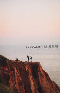 悬崖边的剪影，夕阳下的宁静与壮阔