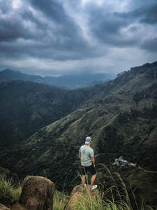孤影伫立山巅俯瞰苍茫山谷