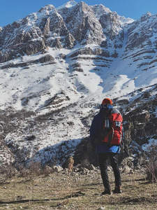 背包客凝望雪山，感受高海拔的纯净与雄伟