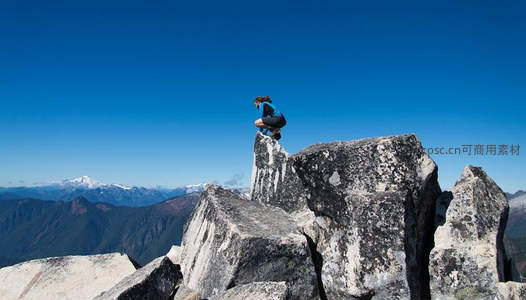 孤峰之上，勇者俯瞰苍茫山河