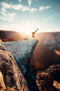 日落悬崖，倒立者拥抱天地壮景