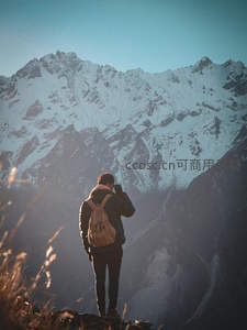 雪山之眼，旅人凝望巍峨雪峰