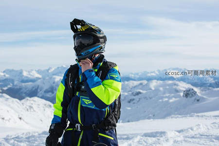 雪山之巅的极限滑雪者准备出发