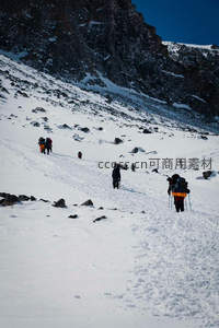 攀登者队伍行进在陡峭雪坡上