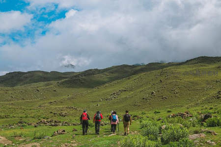 绿野仙踪中背包客踏青寻幽径