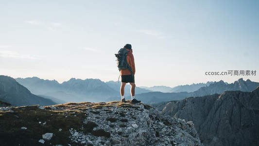 孤身立于峰顶，俯瞰连绵群山云海